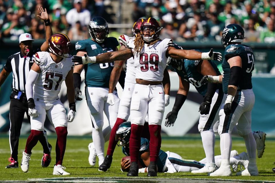 En foto del 1 de octubre del 2023, el defensive end de los Commanders de Washington Chase Young reacciona a una captura del quarterback de los Eagles de Filadelfia Jalen Hurts. El martes 31 de octubre Commanders envía a Young a los 49ers de San Francisco. (AP Foto/Chris Szagola)