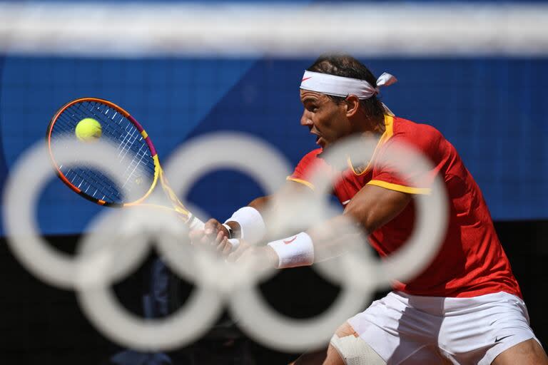 El español Rafael Nadal en acción durante el partido de la primera Ronda de solteros masculinos contra el húngaro Marton Fucsovics