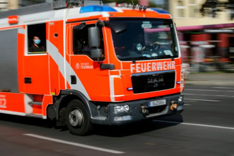 Bei einem Brand in einer Autowerkstatt bei Ulm ist mindestens ein Mensch schwerst verletzt worden - außerdem entstand ein hoher Sachschaden von rund einer Million Euro. Feuerwehr und Polizei waren mit einem Großaufgebot vor Ort. (David GANNON)