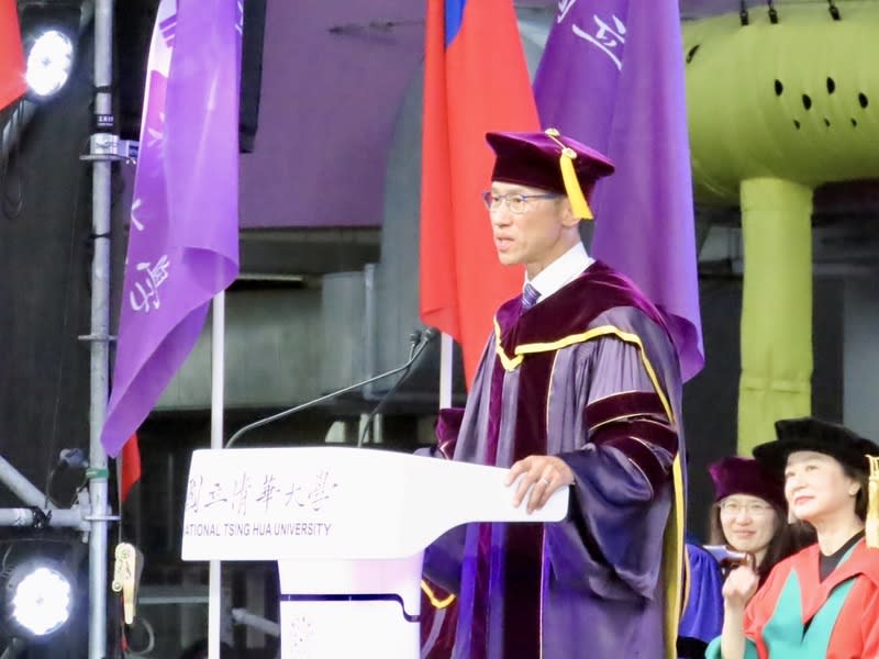 清華大學畢典  高為元致詞勉勵學子 國立清華大學15日舉行畢業典禮，校長高為元（前） 致詞勉勵學子，社會不是1張考卷，人生也沒有標準 答案，當大家都在說一定要選擇什麼行業、一定要進 某家公司時，應先聽聽內心聲音，不要用別人的尺衡 量自己的價值。 中央社記者魯鋼駿攝  113年6月15日 