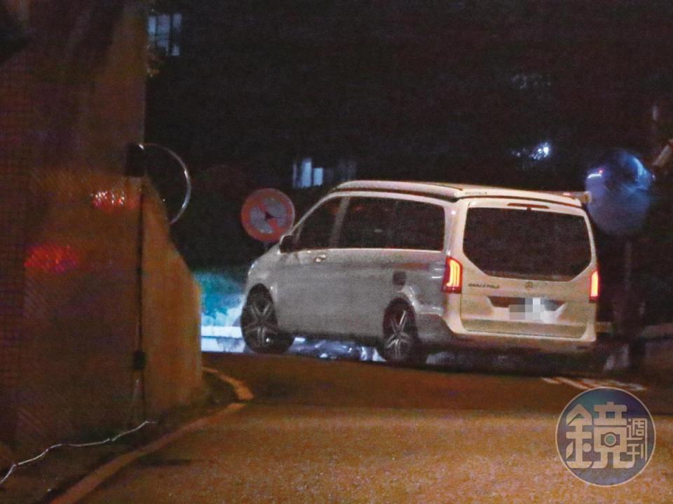 23：45，夫妻倆的車一路往邱澤在汐止的住處而去，顯見兩人以此當作新婚基地。