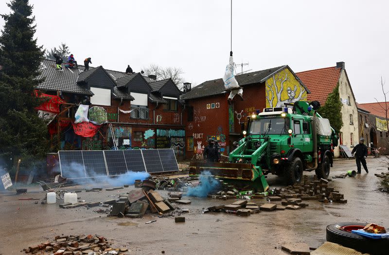 German police clash with activists in showdown over coal mine expansion in Luetzerath