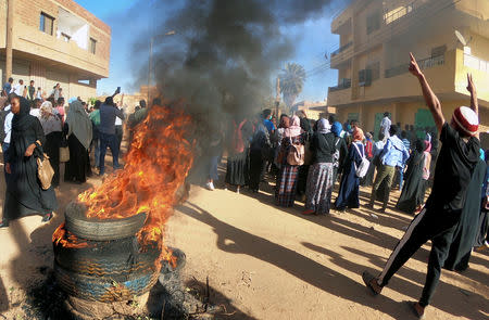 FILE PHOTO: Sudanese demonstrators burn tyres as they participate in anti-government protests in Omdurman, Khartoum, Sudan January 20, 2019. REUTERS/Mohamed Nureldin Abdallah/File Photo