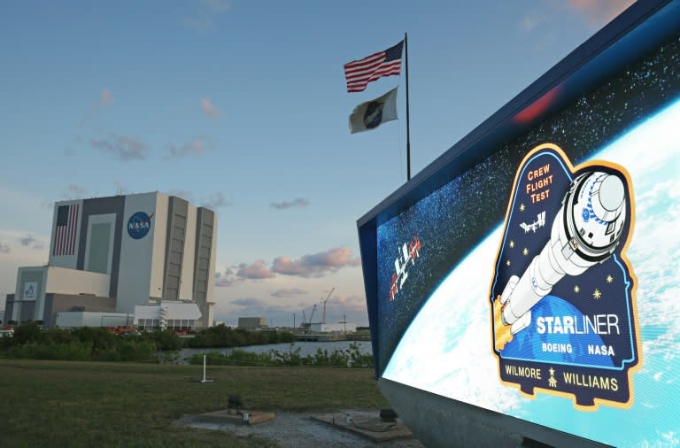 El reloj de cuenta regresiva de la misión se ve antes del amanecer en el Centro Espacial Kennedy en Cabo Cañaveral, Florida, el 1 de junio de 2024. (Gregg Newton)