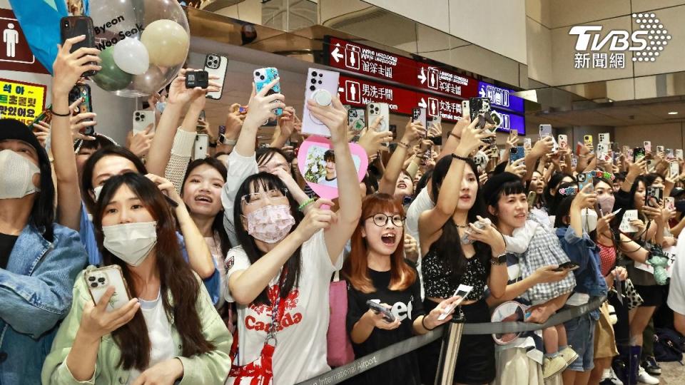 現場有超過千名粉絲為邊佑錫接機。（圖／黃城碩攝）