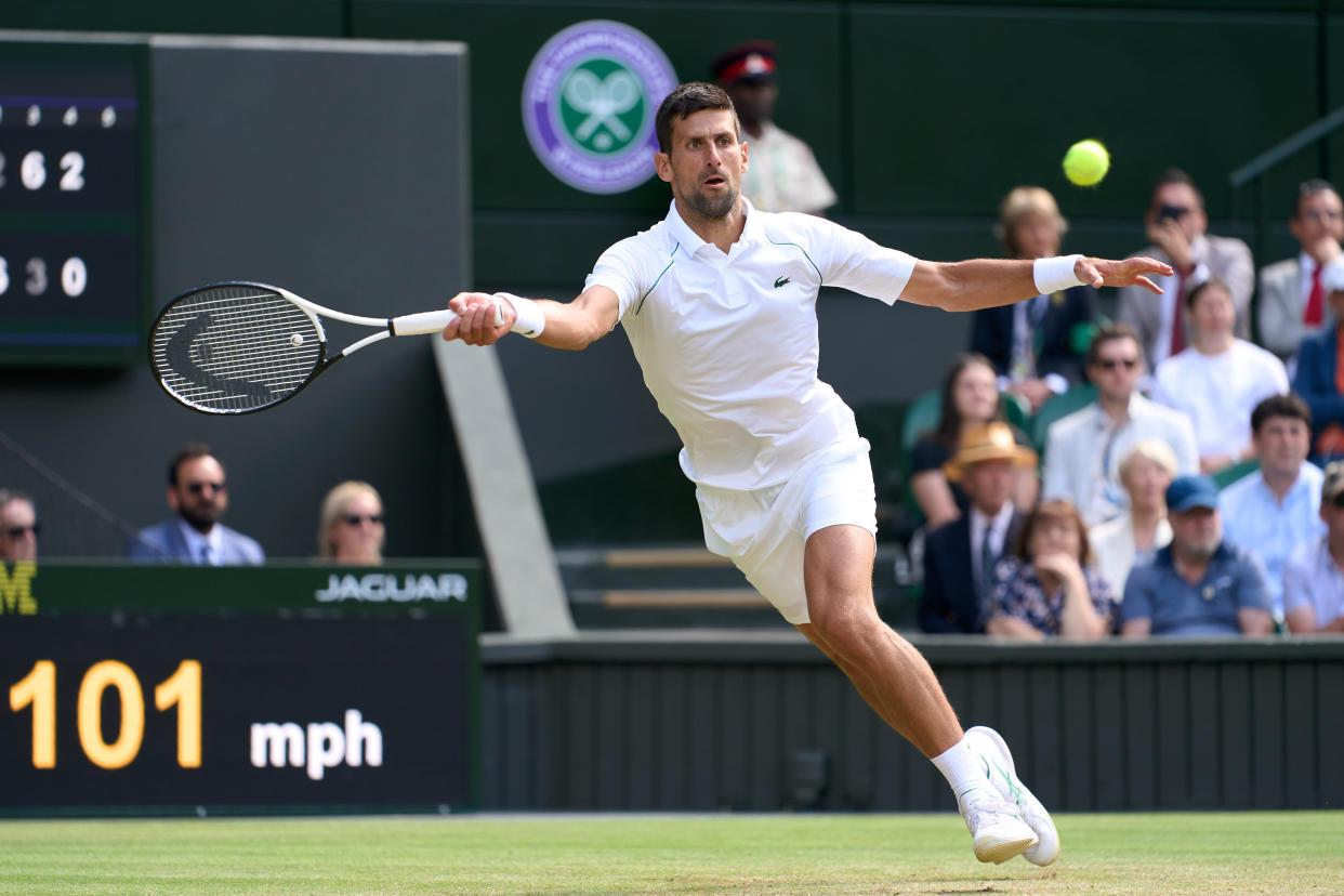 Novak Djokovic devuelve un tiro contra Jannik Sinner durante un partido de cuartos de final para hombres en la cancha central del Campeonato de Wimbledon 2022. (Foto: Peter van den Berg-USA TODAY Sports)