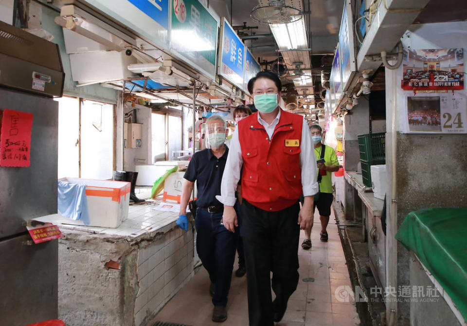 基隆市政府1日起為信義、仁愛、成功及果菜4處市場攤商施打疫苗，市長林右昌（前）前往視察表示，施打場所空間與次序規劃非常好，感謝大家配合，叮嚀攤商施打疫苗後要多休息、多喝水。（基隆市政府提供）