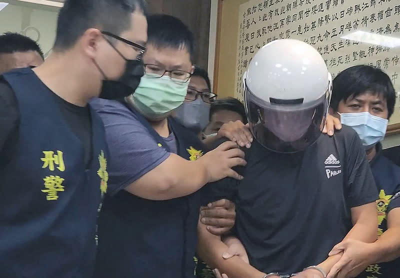 台南2名警員遭外逃的明德外役監受刑人林信吾（白色安全帽者）攻擊雙亡。（中央社資料照）