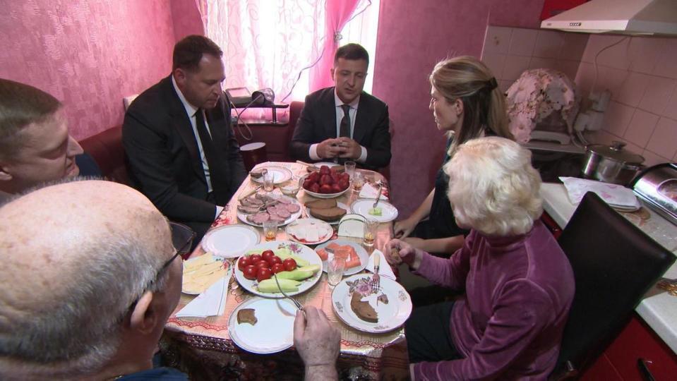 CBS News’ Holly Williams speaks to Ukrainian President Volodymyr Zelensky last June.