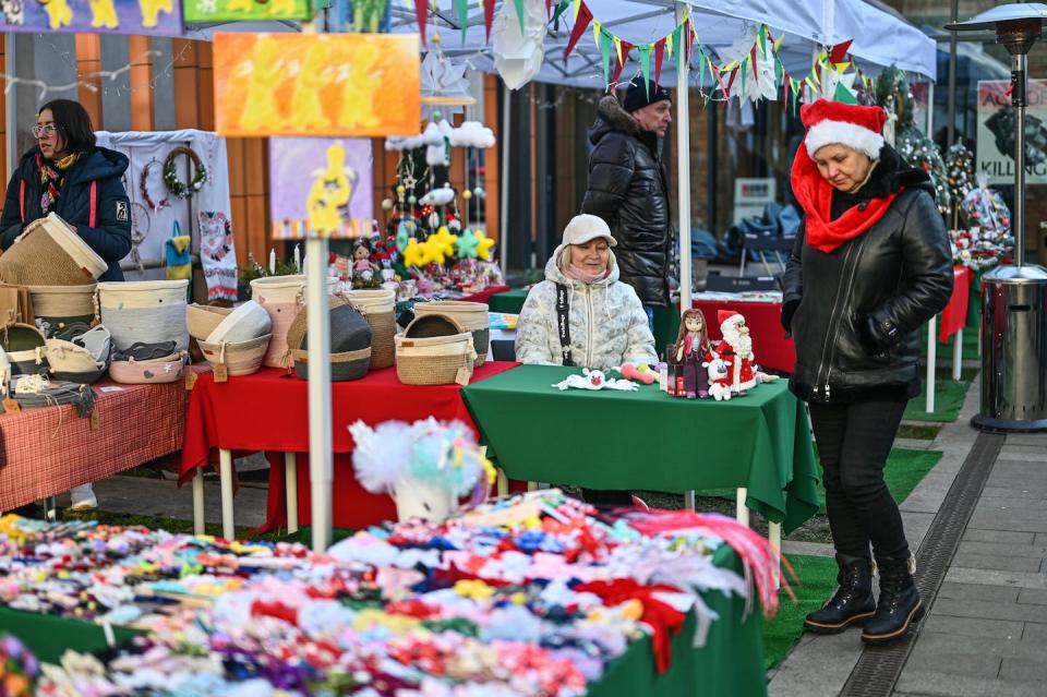 With the help of a U.N. agency, Ukrainians who fled the war and found refuge in Krakow, Poland, organized a Christmas market in December 2022. <a href="https://www.gettyimages.com/detail/news-photo/displaced-ukrainians-and-visitors-walk-around-the-ukrainian-news-photo/1245399015" rel="nofollow noopener" target="_blank" data-ylk="slk:Omar Marques/Anadolu Agency via Getty Images;elm:context_link;itc:0;sec:content-canvas" class="link ">Omar Marques/Anadolu Agency via Getty Images</a>