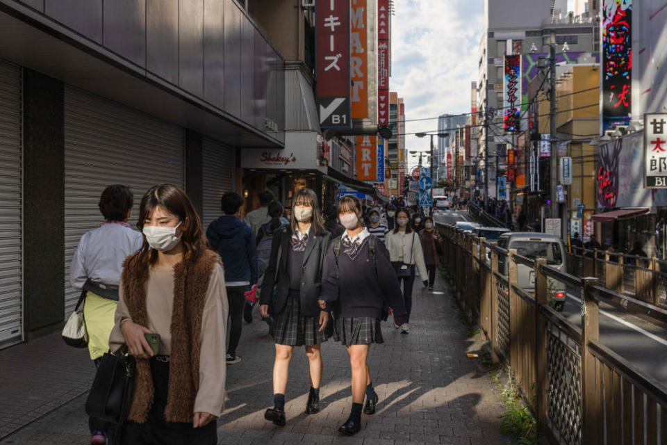 日本戶外口罩禁令解除後，市民仍然戴上口罩