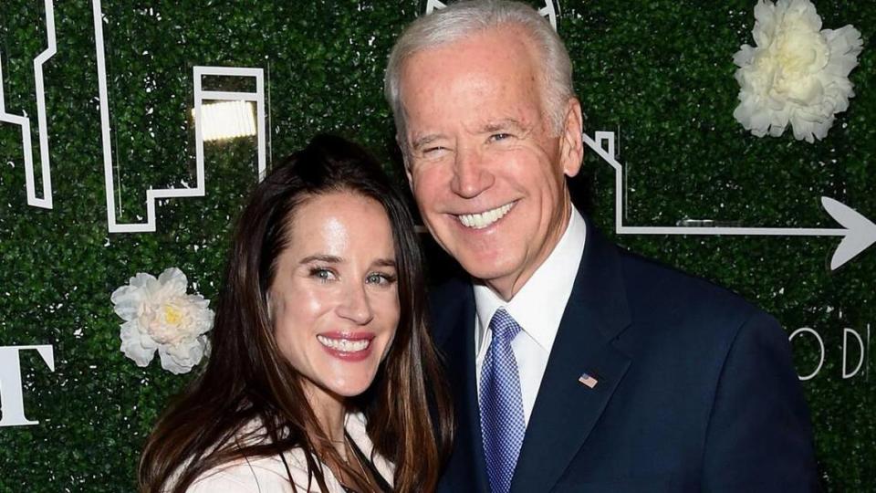 Joe Biden y su hija Ashley Biden asisten a la celebración de GILT and Ashley Biden del lanzamiento de la exclusiva Livelihood Collection en Spring Place, el 7 de febrero de 2017, en Nueva York.