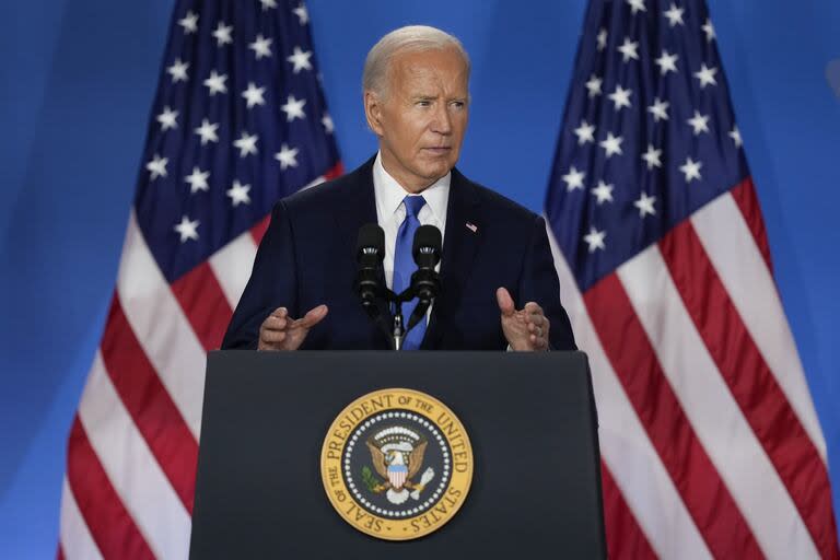 El presidente de Estados Unidos, Joe Biden, habla durante una conferencia de prensa al cierre de la 75ª Cumbre de la OTAN en el Centro de Convenciones Walter E. Washington, en Washington.