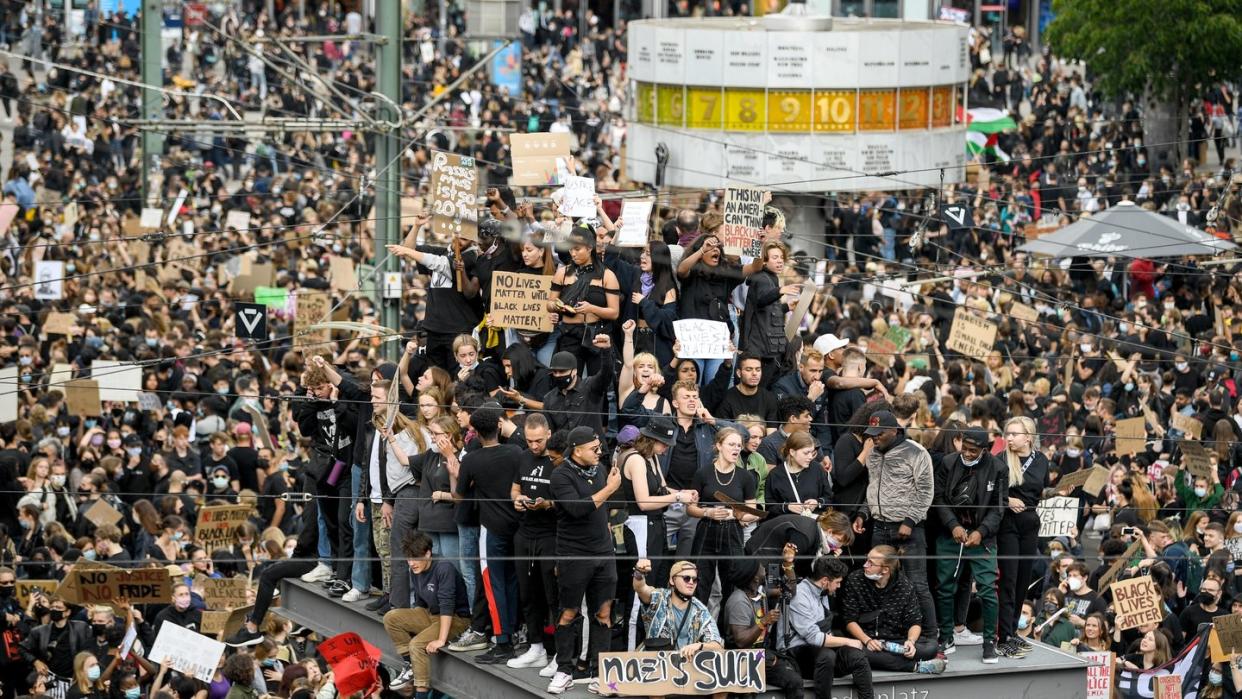 Zur «Black Lives Matter»-Demonstration auf dem Berliner Alexanderplatz am Samstag kamen Tausende Teilnehmer.