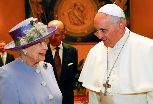 La reina Isabel II habla con el papa Francisco durante su primer encuentro el 3 de abril de 2014 en el Vaticano (POOL/AFP | Stefano Rellandini)