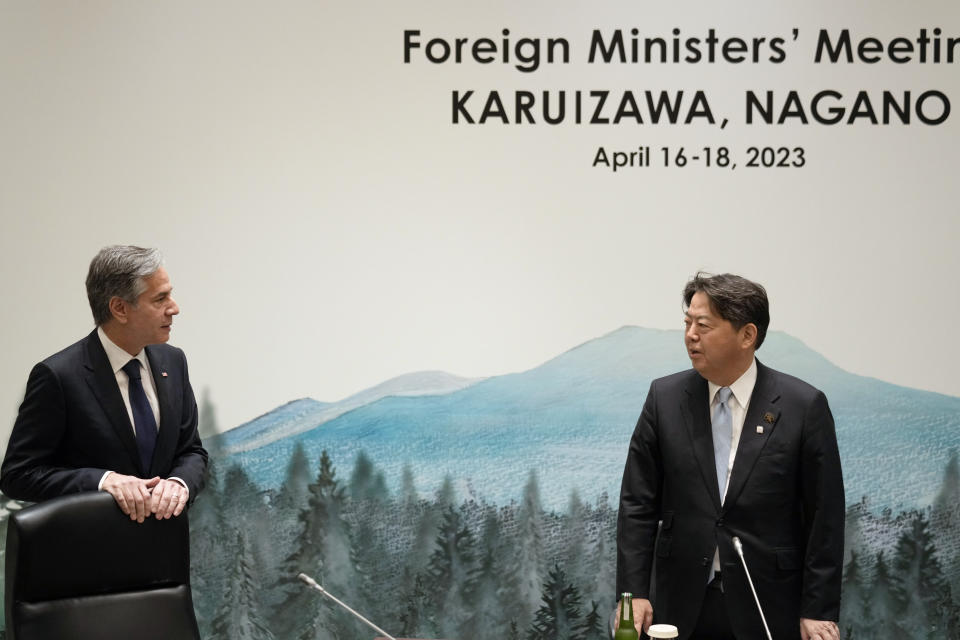 El ministro del Exterior de Japón, Yoshimasa Hayashi, a la derecha, habla con el secretario de Estado de Estados Unidos Antony Blinken al inicio de la primera sesión de trabajo de la reunión de ministros del Exterior del G7, el lunes 17 de abril de 2023, en un hotel de Karuizawa, en la prefectura de Nagano, Japón. (Franck Robichon/Pool Photo via AP)