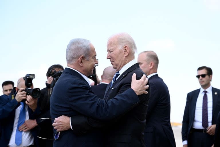 El primer ministro de Israel, Benjamin Netanyahu, saluda al presidente estadounidense, Joe Biden, a su llegada al aeropuerto Ben Gurion de Tel Aviv el 18 de octubre de 2023, en medio de las batallas en curso entre Israel y el grupo palestino Hamas. 