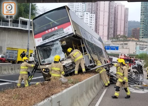 巴士車頭嚴重損毀。(蘇偉明攝)
