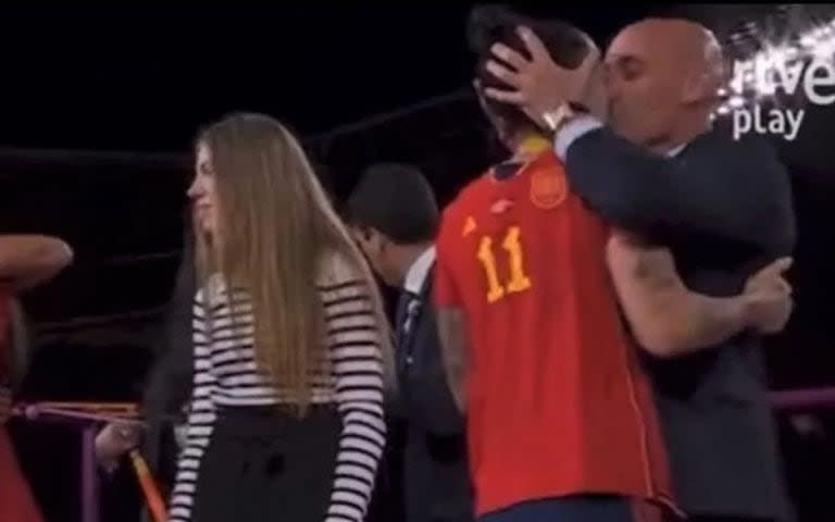 El sorpresivo beso de Luis Rubiales, el presidente de la RFEF, con la jugadora Jenni Hermoso