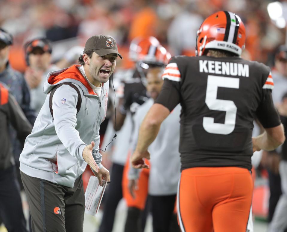 Baker Mayfield congratulates Case Keenum after a touchdown against the Broncos on Oct. 21.