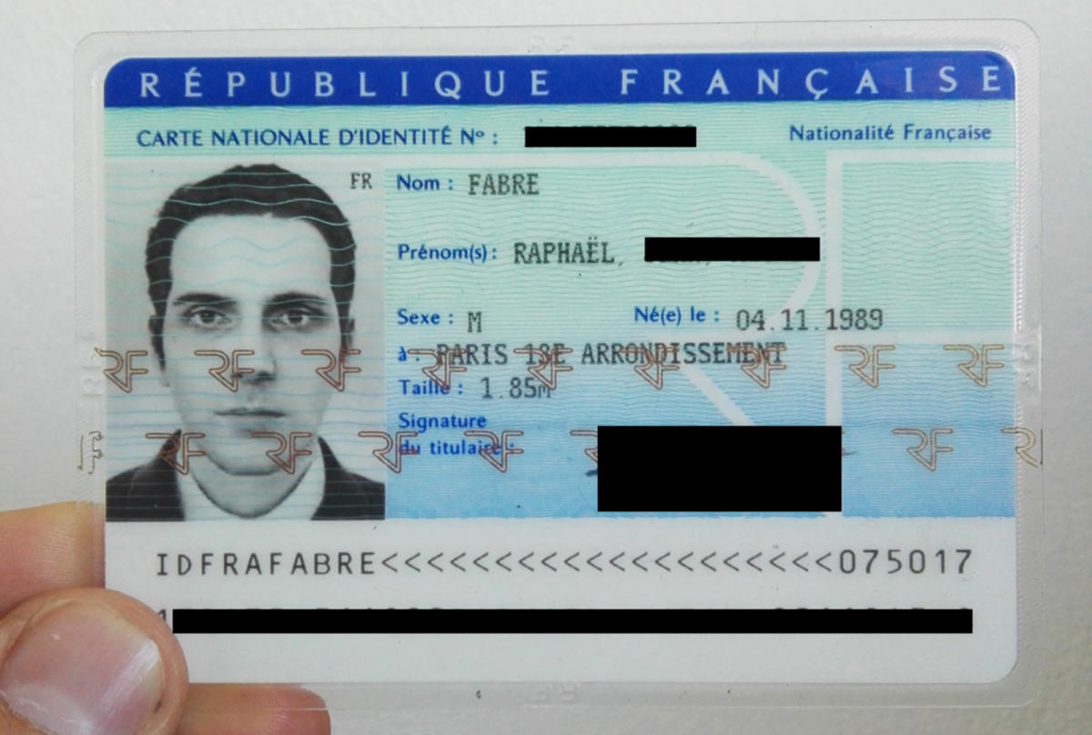 Using a 3D render as a French ID card 'photo'