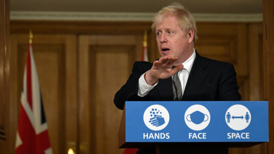 El primer ministro Boris Johnson explica su estrategia en una rueda de prensa en el otoño de 2020