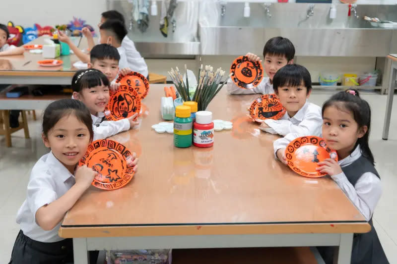 ▲葳格學生展示獨一無二的「紅繪式」古希臘陶器繪畫風格的作品。（圖／葳格小學提供）