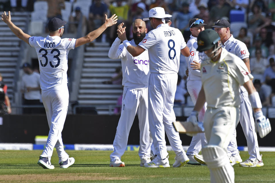 England's Moeen Ali, second left, celebrates with teammates after the dismissal of Australia's Steven Smith, right, during the second day of the third Ashes Test match between England and Australia at Headingley, Leeds, England, Friday, July 7, 2023. (AP Photo/Rui Vieira)