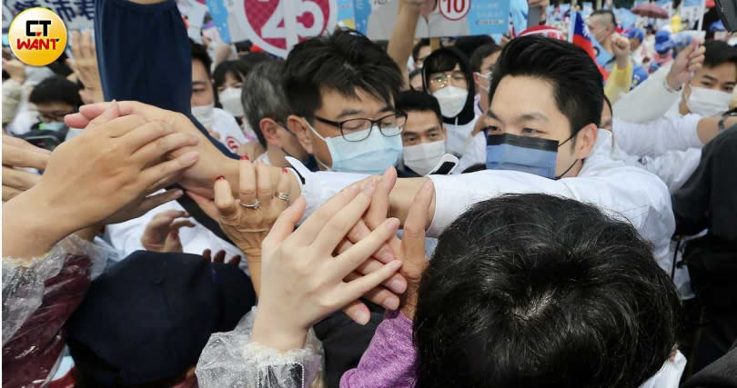 國民黨台北市長候選人蔣萬安舉行「台北隊集合」市民基地啟用大會，現場群眾熱情滿滿。（圖／黃耀徵攝）