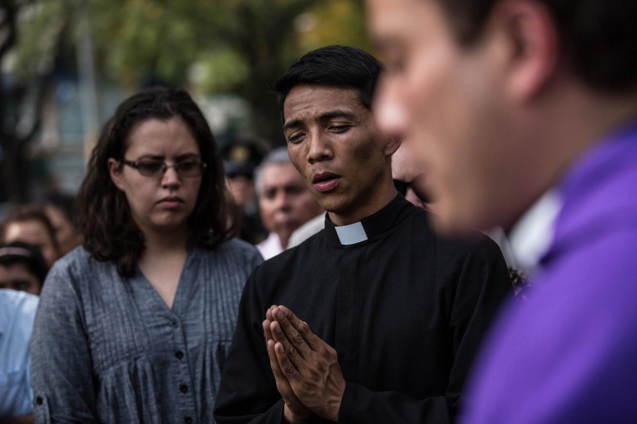 Relatives and friends of victims attend a catholic mass outside the the Enrique Rebsamen school that collapsed during Tuesday's magnitude 7.1 earthquake in Mexico City, Mexico.&nbsp; (Photo: Anadolu Agency via Getty Images)