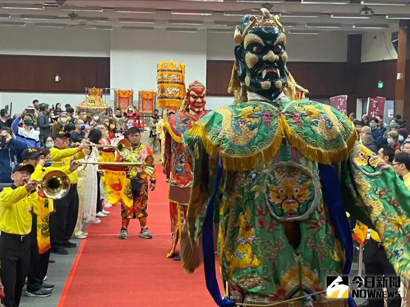 ▲媽祖鸞轎進場，包括媽祖遶境陣頭，涼傘、頭旗、獅陣、千里眼、順風耳將軍，一樣都不少。（圖／記者 金武鳳攝，2024.2.28)