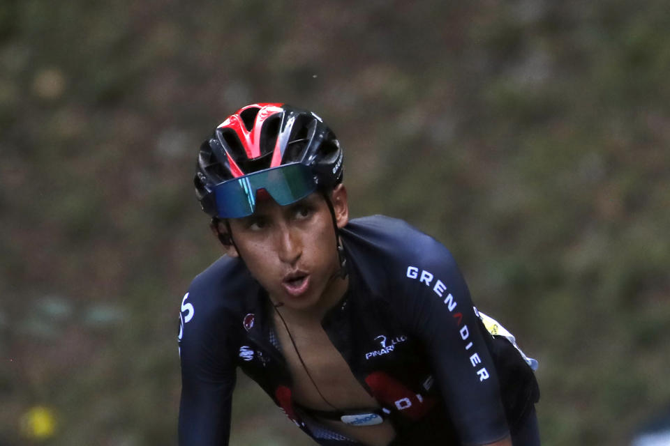 Egan Bernal asciende al puerto de Grand Colombier durante la 15ta etapa del Tour de Francia, el domingo 13 de septiembre de 2020. (AP Foto/Christophe Ena)