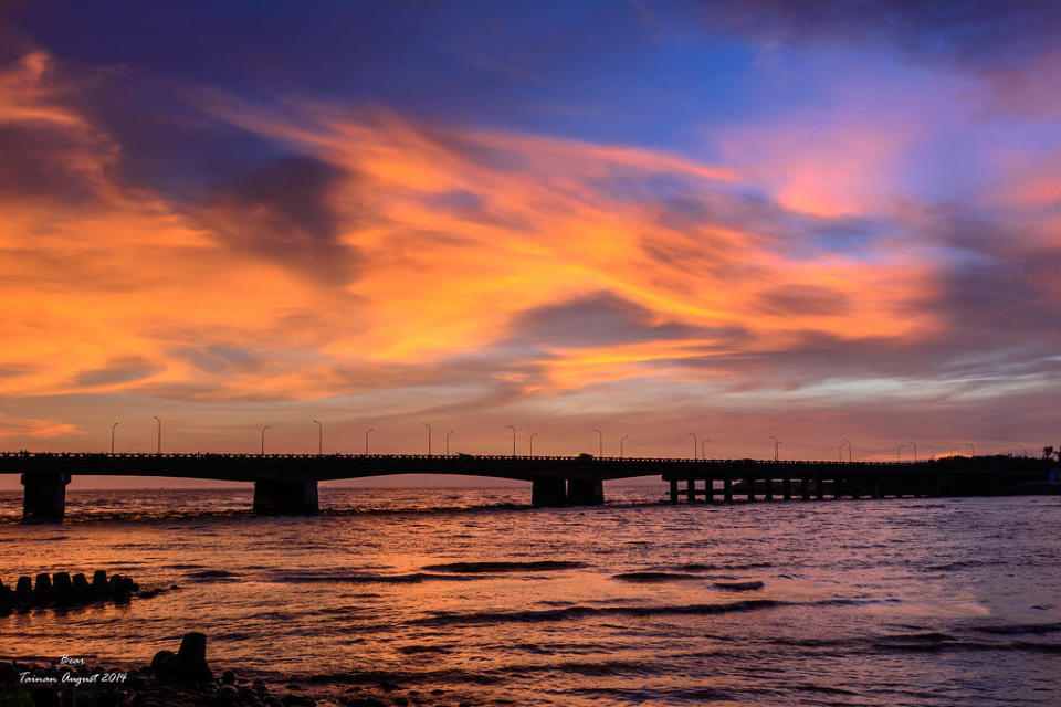 四草大橋(Photo Credit: 大雄 汪@Flickr, License: CC BY-SA 2.0，圖片來源：https://www.flickr.com/photos/57435451@N06/14752139039)