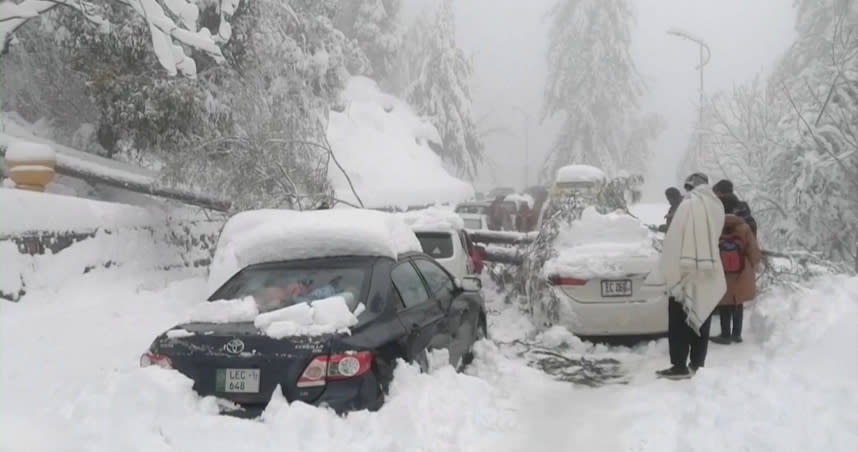 數千輛汽車追雪卻慘遭活埋。（圖／達志／路透）