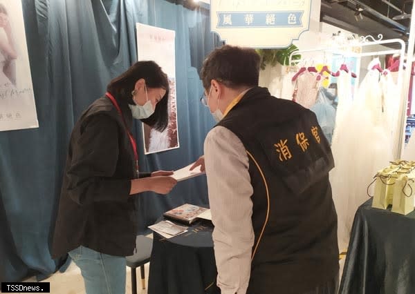 新北愛幸福市集消保官為準新人把關消費權益查核定型化契約僅一家業者不符已改善。（圖：新北法制局提供）