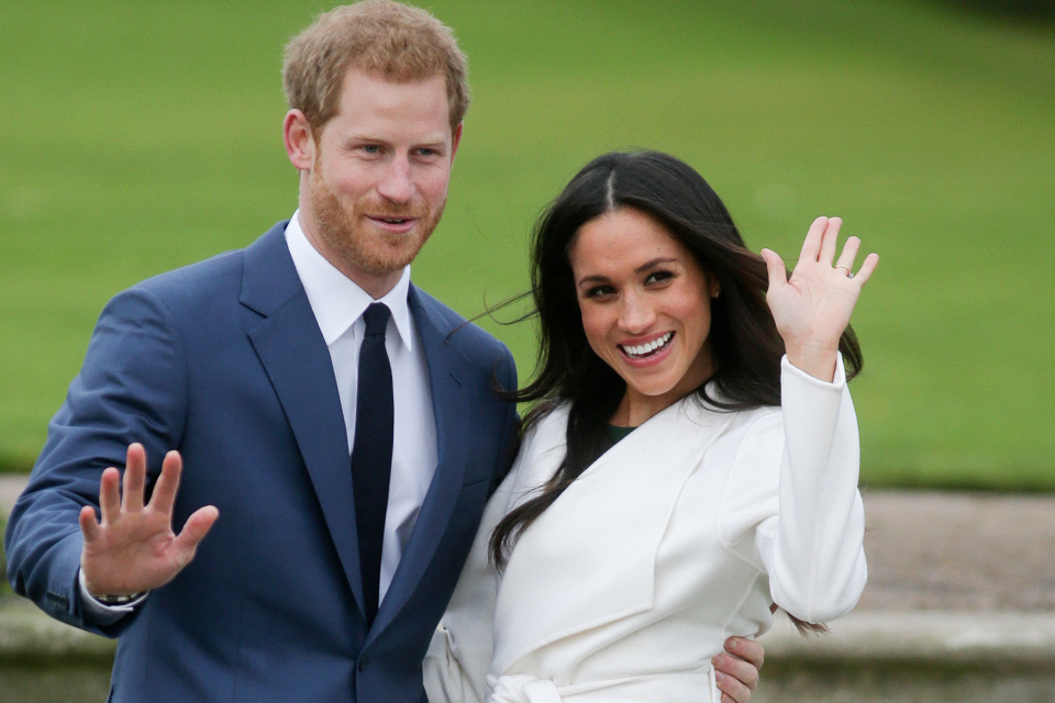 En esta foto de archivo tomada el 27 de noviembre de 2017, el príncipe Harry de Gran Bretaña y su prometida entonces, la actriz estadounidense Meghan Markle, posan para una fotografía en el Sunken Garden del Palacio de Kensington en el oeste de Londres tras el anuncio de su compromiso