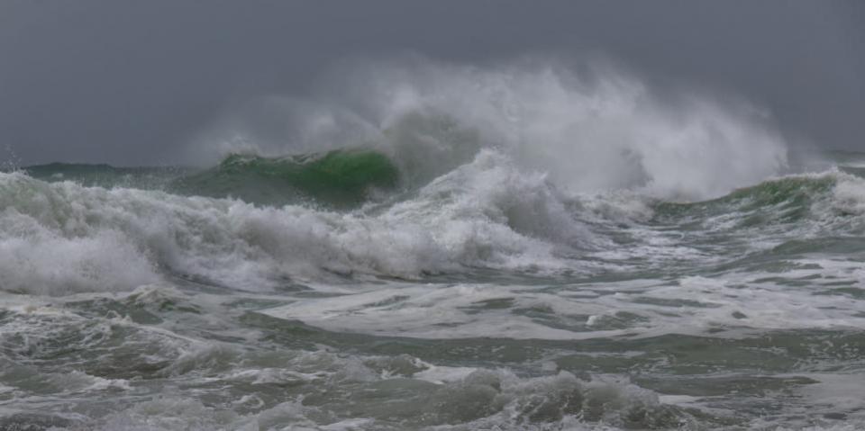 Falmouth Packet: Heavy seas at Chapel Porth
