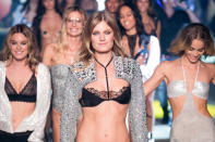 <p>Elle fait partie des rares françaises à avoir défilé pour Victoria’s Secret. Egérie phare du Show Etam 2017, Constance Jablonski a ébloui le catwalk. (Crédit : Getty Images) </p>