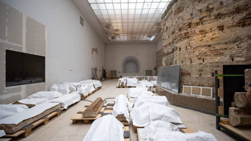 Façade parts packed for transportation lie on the construction site in the Mschatta Hall in the Pergamon Museum. Monika Skolimowska/dpa