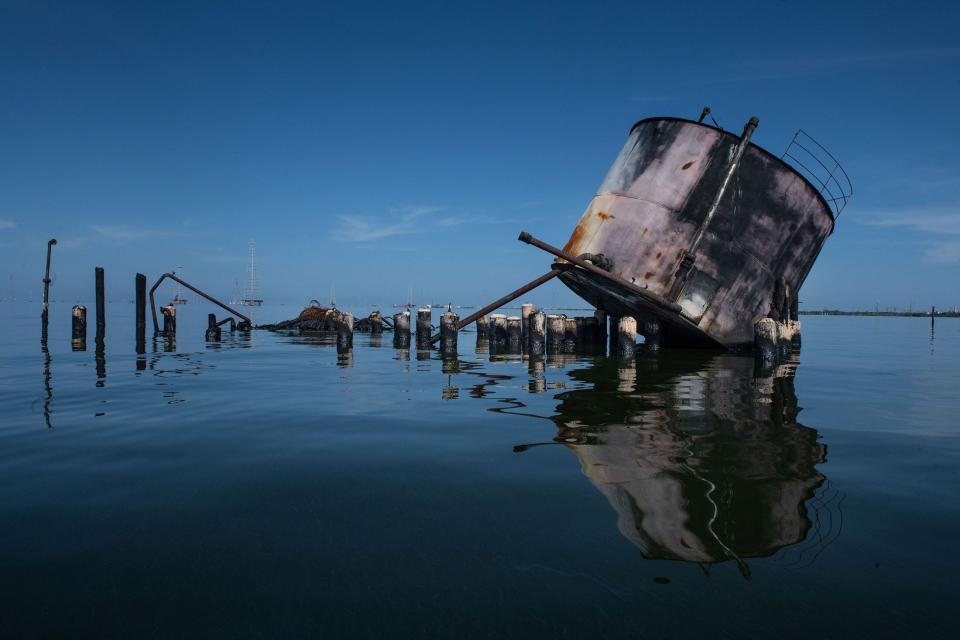 Deterioro de la infraestructura de PDVSA en el lago de Maracaibo. Fotógrafo: Gaby Oraa/Bloomberg