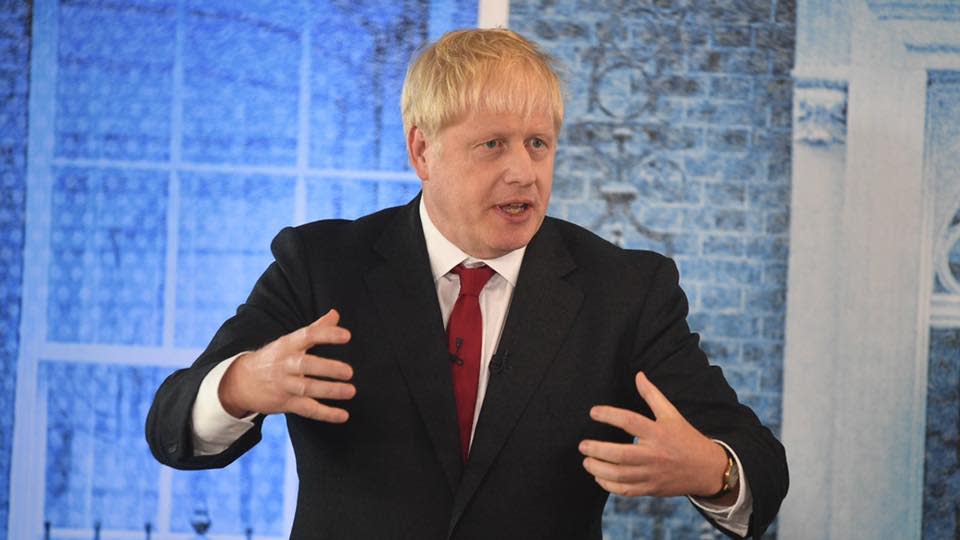 新上任的英國首相強生 (Boris Johnson) 是個爭議相當多的政治人物，但如同美果總統川普，強生的特殊個性與長袖善舞，依然贏得一些選民的支持，他的出任首相，也為英國的未來帶來許多變數。   圖：翻攝強生臉書