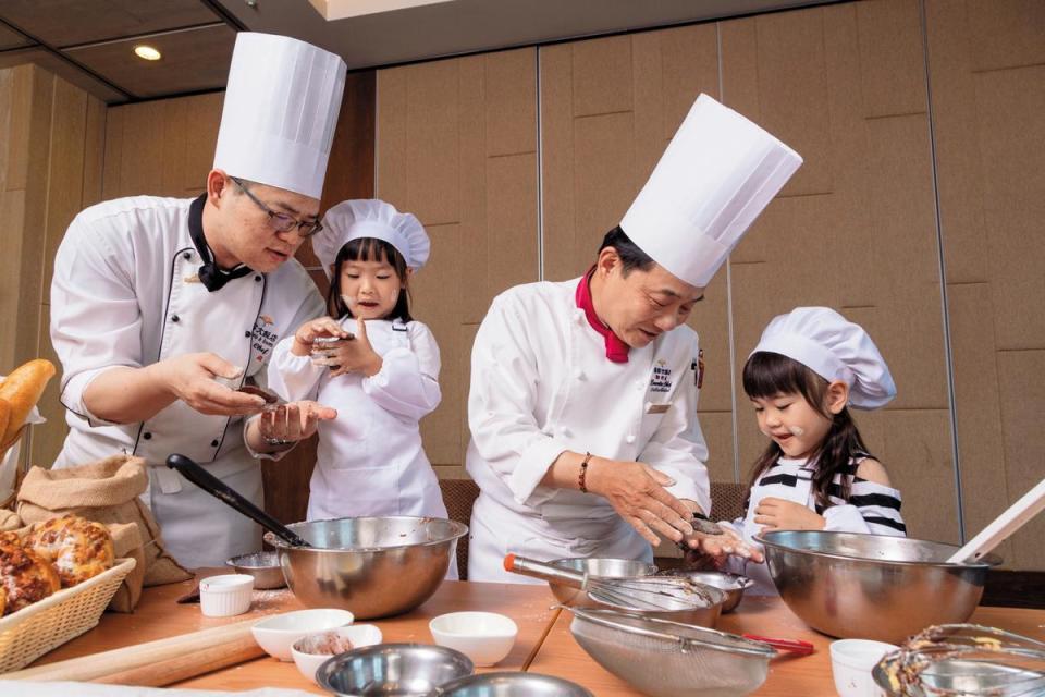 阿基師（右二）在福容飯店任職，經常參與飯店活動。（福容大飯店漁人碼頭提供）