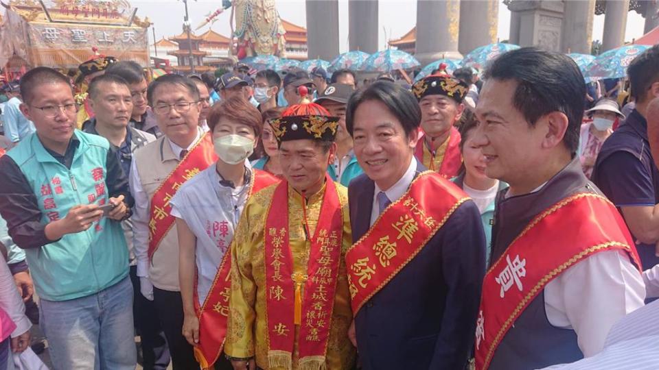 副總統賴清德（右二）要搭車離去，仍有許多民代與寺廟幹部跟隨送行。（程炳璋攝）