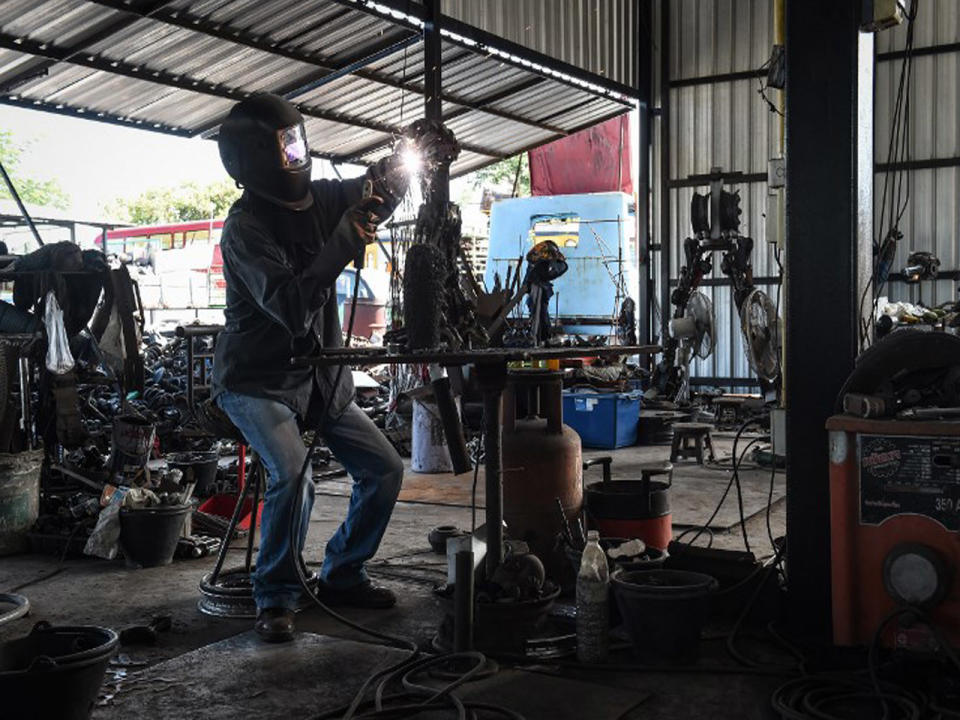 Und das ist der Ort, an dem die Kunstfiguren aus gebrauchten und wertlosen Metall von Hand hergestellt werden. Ob Schrauben, Muttern oder Zündkerzen, alte Autoteile finden hier eine neue Bestimmung. (Bild-Copyright: LILLIAN SUWANRUMPHA /AFP)