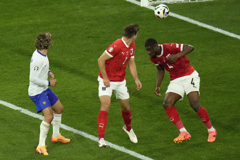 El cabezazo de Maximilian Wöber en contra de su arco se transformará en el gol del triunfo de Francia