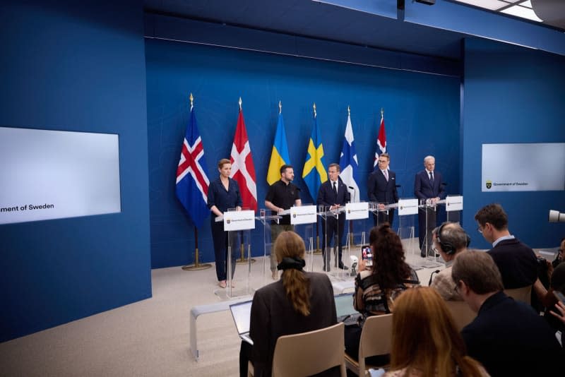 (L-R) Danish Prime Minister Mette Frederiksen, Ukrainian President Volodymyr Zelensky, Swedish Prime Minister Ulf Kristersson, Finnish President Alexander Stubb and Norwegian Prime Minister Jonas Gahr Store speak during a press conference of the Nordic Prime Ministers on the occasion of the Nordic Summit. -/Ukrainian Presidency/dpa