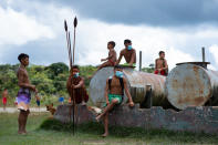 Varios miembros de la tribu yanomami esperan a ser atendidos por los sanitarios del ejército en la ciudad de Alto Alegre. (Foto: Andressa Anholete / Getty Images).