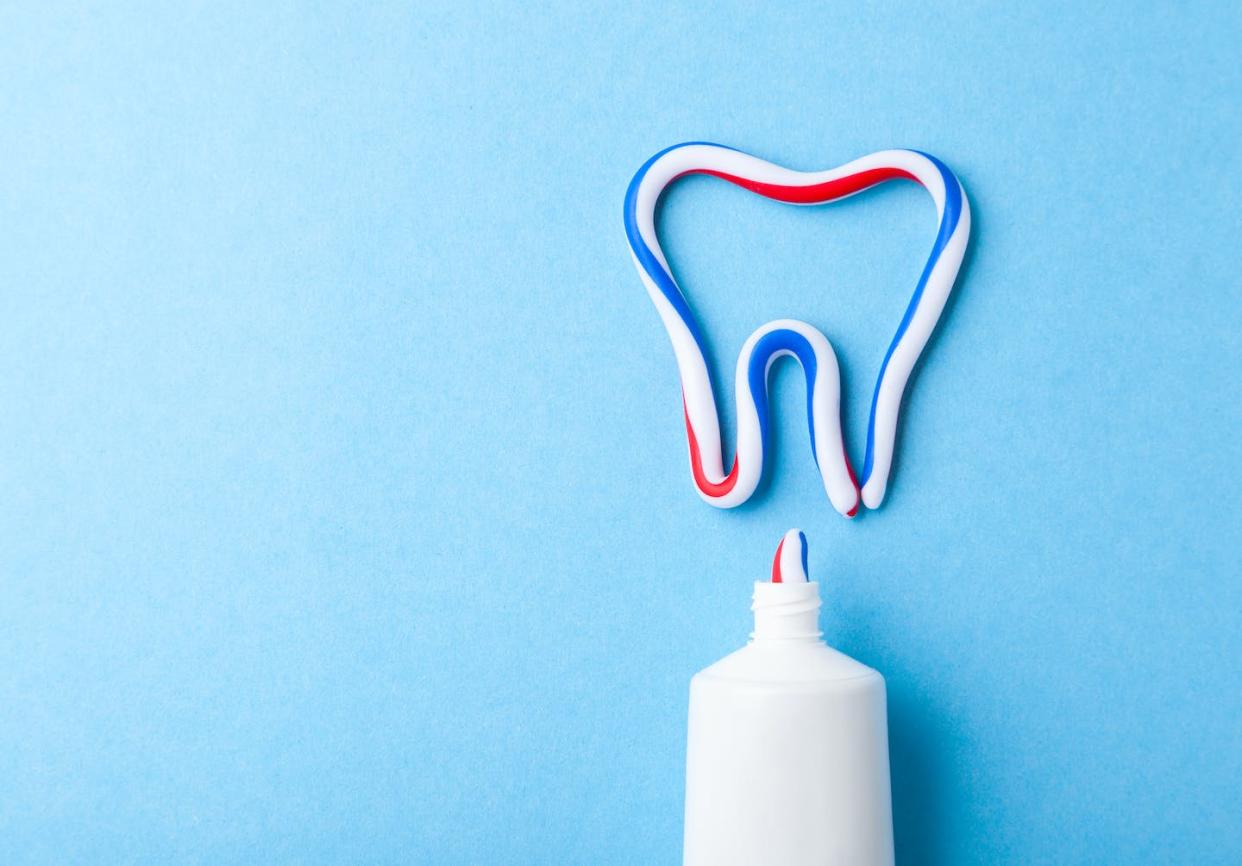 <a href="https://www.shutterstock.com/es/image-photo/toothpaste-form-tooth-tube-paste-on-1080779357" rel="nofollow noopener" target="_blank" data-ylk="slk:Dragan/Shutterstock;elm:context_link;itc:0;sec:content-canvas" class="link ">Dragan/Shutterstock</a>