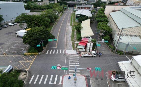 （觀傳媒桃竹苗新聞)【記者曾平/桃園報導】早期為林口火力電廠建造運煤的桃林鐵路，如今已改成自行車道，目前已完成的龜山區南美街386巷到468巷路段，經在地民意反映路段過窄不易會車，上週完成該路段微整形，重新開放使用，原本只有1.85公尺的自行車人行空間，拓寬最大至5.5公尺，而桃林鐵路最後一里路串聯台61線工程目前已進入細部設計，今年7月施工明年底完工。