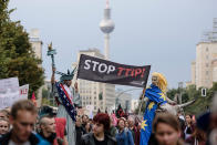 <p>So sperrig der Name, so erbittert fiel der Widerstand gegen die Transatlantische Handels- und Investitionspartnerschaft (Transatlantic Trade and Investment Partnership, kurz: TTIP) aus. Kritiker befürchten, dass europäische Verbraucherschutzstandards durch das Abkommen mit den USA aufgeweicht werden. Nach der Wahl Donald Trumps ist die Zukunft von TTIP noch ungewisser. Das Freihandelsabkommen CETA zwischen Kanada und der EU wurde hingegen nach harten Verhandlungen am 31. Oktober unterzeichnet. (Bild: Getty Images) </p>